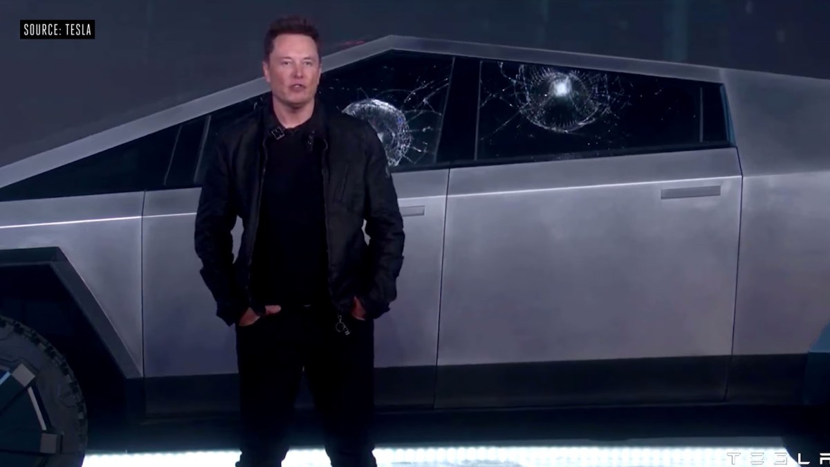 Elon Musk devant les vitres cassées de son CyberTruck // Source : YouTube/Tesla/TheVerge Elon Musk devant les vitres cassées de son CyberTruck // Source : YouTube/Tesla/TheVerge