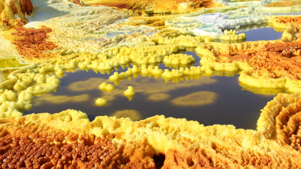 Un étang à Dallol. // Source : Flickr/CC/mauro gambini (photo recadrée) Un étang à Dallol. // Source : Flickr/CC/mauro gambini (photo recadrée)