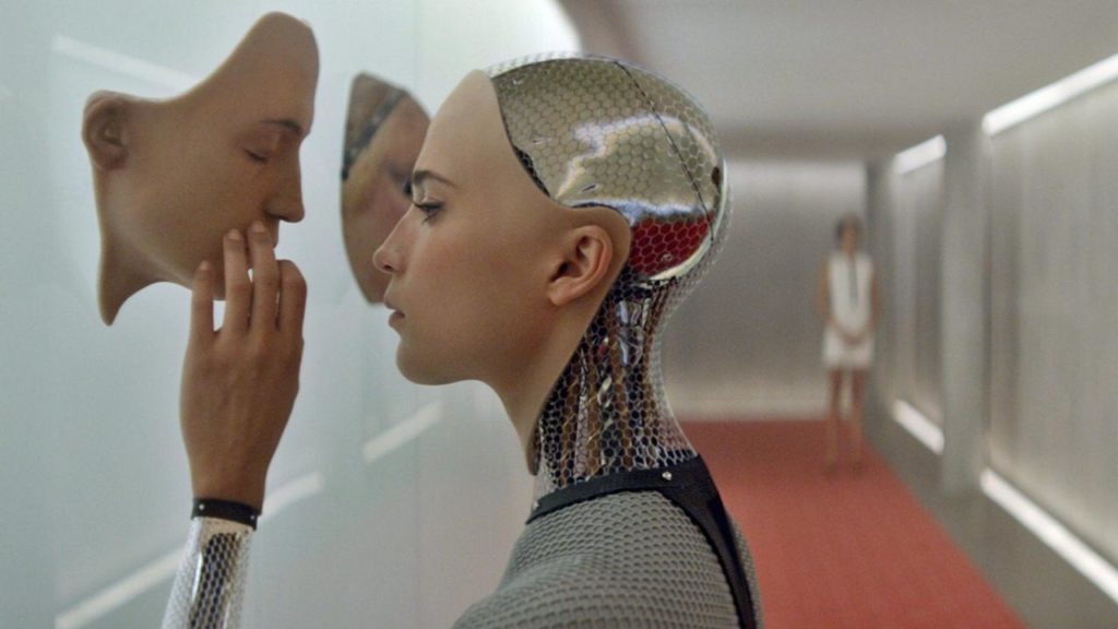 Le film Ex Machina pose la question de l'imitation des émotions par une IA (mais dans le film, c'est justement pour un but précis : s'échapper). // Source : Alex Garland