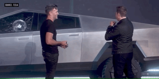 Franz qui explose la 2è vitre du Cybertruck // Source : Vidéo Tesla Franz qui explose la 2è vitre du Cybertruck // Source : Vidéo Tesla