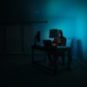 Un homme « déguisé » en hacker // Source : Clint Patterson via Unsplash Un homme « déguisé » en hacker // Source : Clint Patterson via Unsplash