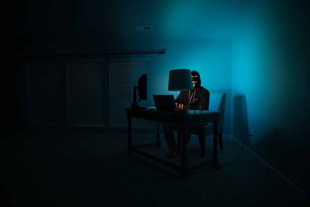 Un homme « déguisé » en hacker // Source : Clint Patterson via Unsplash Un homme « déguisé » en hacker // Source : Clint Patterson via Unsplash