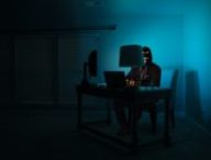 Un homme « déguisé » en hacker // Source : Clint Patterson via Unsplash Un homme « déguisé » en hacker // Source : Clint Patterson via Unsplash