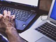 Un homme avec des mains de hacker et deux ordinateurs (probablement avec des malwares) // Source : Freestocks.org via Unsplash