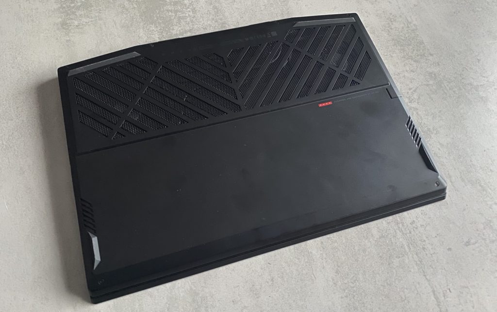 Dessous du HP Omen X 2S // Source : Maxime Claudel pour Numerama Dessous du HP Omen X 2S // Source : Maxime Claudel pour Numerama