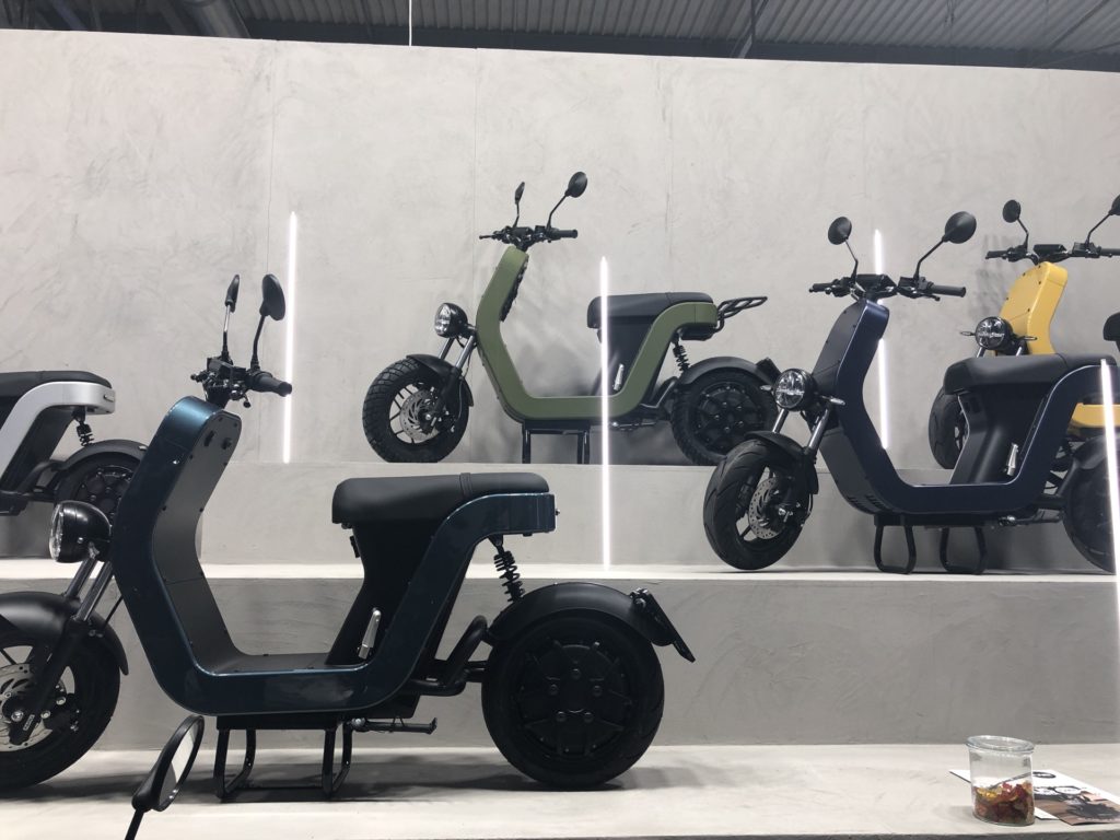 Les scooters ME à l'EICMA 2019 // Source : Marie Turcan pour Vroom/Numerama Les scooters ME à l'EICMA 2019 // Source : Marie Turcan pour Vroom/Numerama