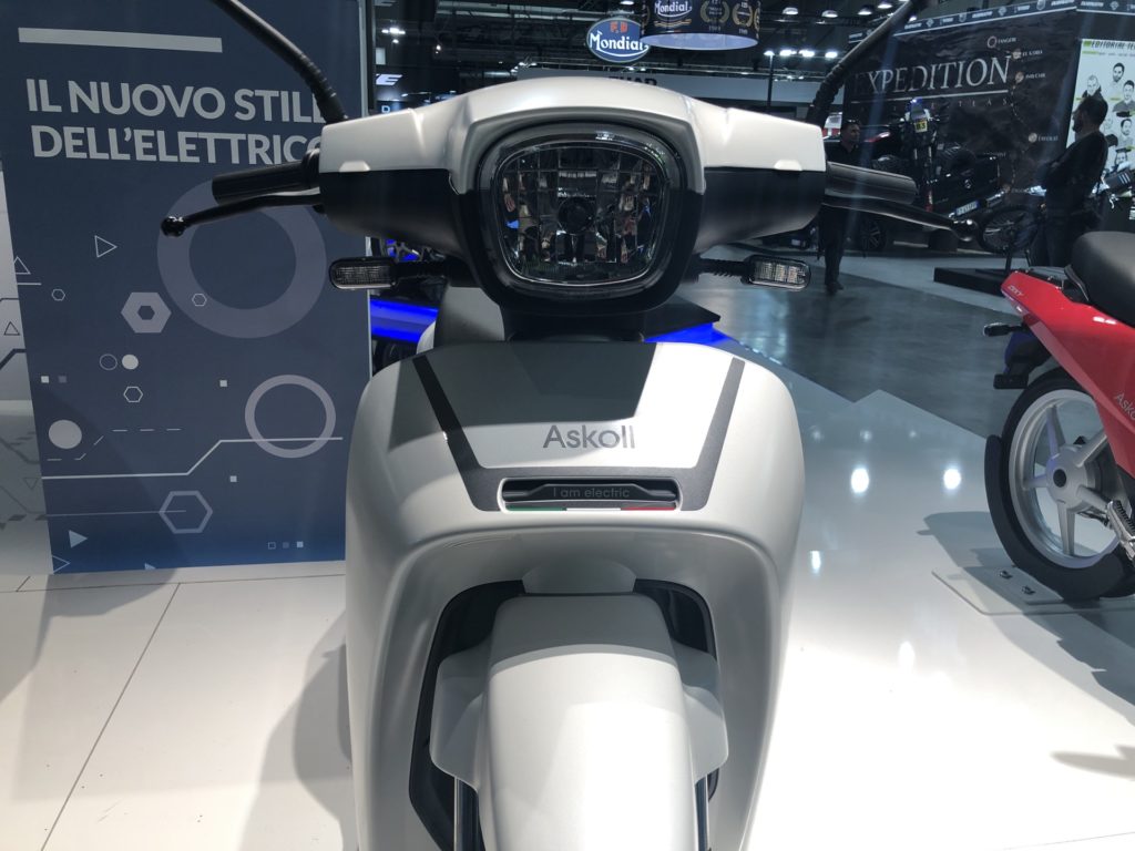 Le nouveau scooter électrique Dixy d'Askoll // Source : Marie Turcan pour Vroom/Numerama Le nouveau scooter électrique Dixy d'Askoll // Source : Marie Turcan pour Vroom/Numerama