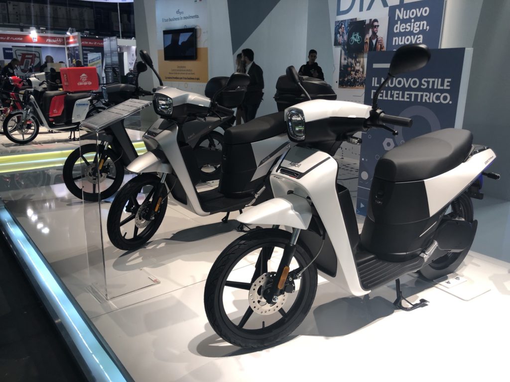 Le nouveau scooter électrique Dixy d'Askoll // Source : Marie Turcan pour Vroom/Numerama Le nouveau scooter électrique Dixy d'Askoll // Source : Marie Turcan pour Vroom/Numerama