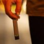 Une e-cigarette JUUL. // Source : Sarah Johnson / Flickr Une e-cigarette JUUL. // Source : Sarah Johnson / Flickr