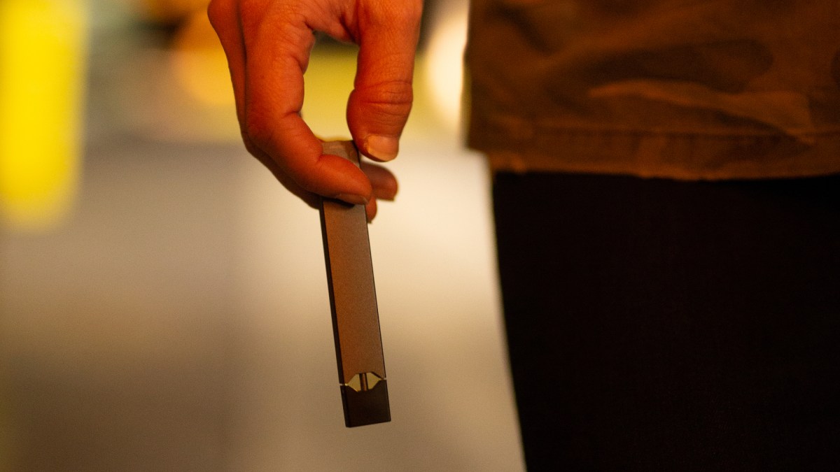 Une e-cigarette JUUL. // Source : Sarah Johnson / Flickr Une e-cigarette JUUL. // Source : Sarah Johnson / Flickr