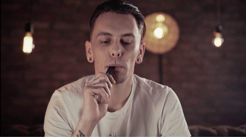 Un test de JUUL // Source : YouTube/Planetesfactory Un test de JUUL // Source : YouTube/Planetesfactory