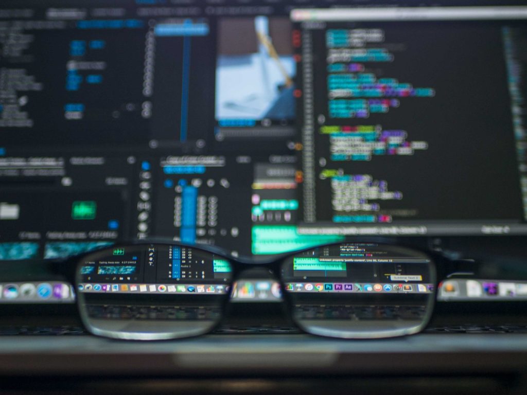 Des lunettes appartenant vraisemblablement à un hacker qui permettent de voir des écrans flous. // Source : Kevin Ku via Unsplash Des lunettes appartenant vraisemblablement à un hacker qui permettent de voir des écrans flous. // Source : Kevin Ku via Unsplash