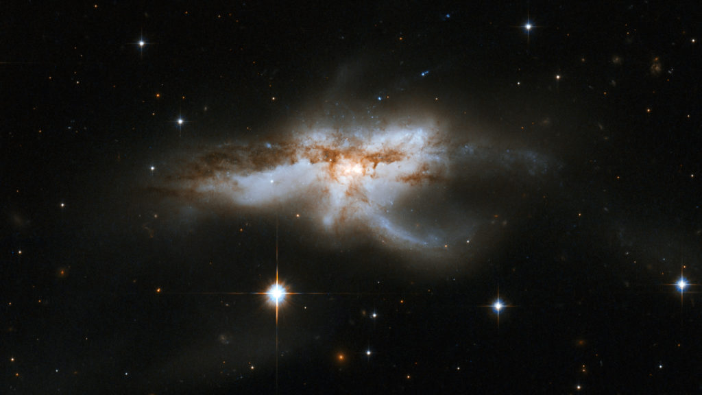 La galaxie NGC 6240 photographiée par le télescope Hubble. // Source : Wikimedia/CC/NASA, ESA, the Hubble Heritage (STScI/AURA)-ESA/Hubble Collaboration, and A. Evans (University of Virginia, Charlottesville/NRAO/Stony Brook University) (photo recadrée) La galaxie NGC 6240 photographiée par le télescope Hubble. // Source : Wikimedia/CC/NASA, ESA, the Hubble Heritage (STScI/AURA)-ESA/Hubble Collaboration, and A. Evans (University of Virginia, Charlottesville/NRAO/Stony Brook University) (photo recadrée)