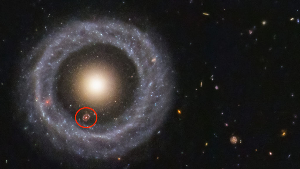 Mise en abyme : une galaxie à anneau lointaine s'est glissée derrière l'objet de Hoag. // Source : NASA, ESA, Hubble, Benoit Blanco (photo recadrée et annotée) Mise en abyme : une galaxie à anneau lointaine s'est glissée derrière l'objet de Hoag. // Source : NASA, ESA, Hubble, Benoit Blanco (photo recadrée et annotée)