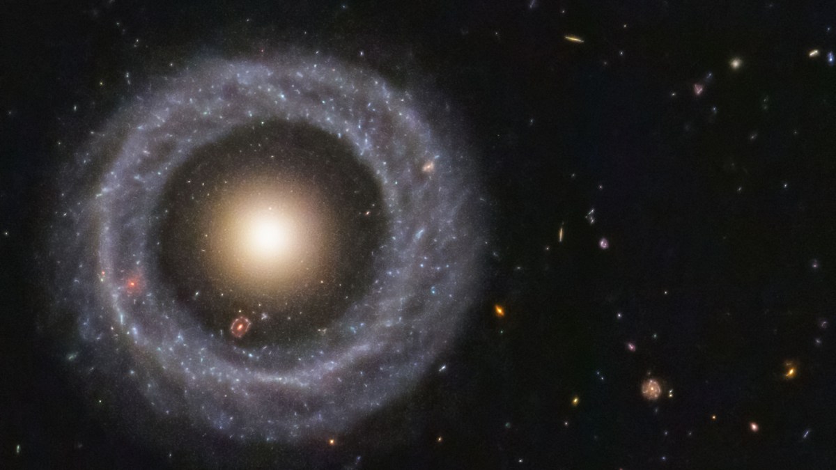 L'objet de Hoag. // Source : NASA, ESA, Hubble, Benoit Blanco (photo recadrée) L'objet de Hoag. // Source : NASA, ESA, Hubble, Benoit Blanco (photo recadrée)