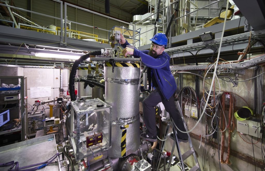 Un physicien en train de travailler sur l'expérience matière noire / antimatière. // Source : CERN Un physicien en train de travailler sur l'expérience matière noire / antimatière. // Source : CERN
