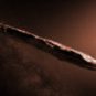 Oumuamua, le premier visiteur interstellaire connu. // Source : ESO/M. Kornmesser (photo recardée et modifiée) Oumuamua, le premier visiteur interstellaire connu. // Source : ESO/M. Kornmesser (photo recardée et modifiée)