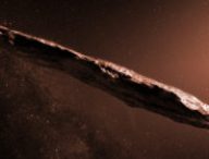 Oumuamua, le premier visiteur interstellaire connu. // Source : ESO/M. Kornmesser (photo recardée et modifiée)