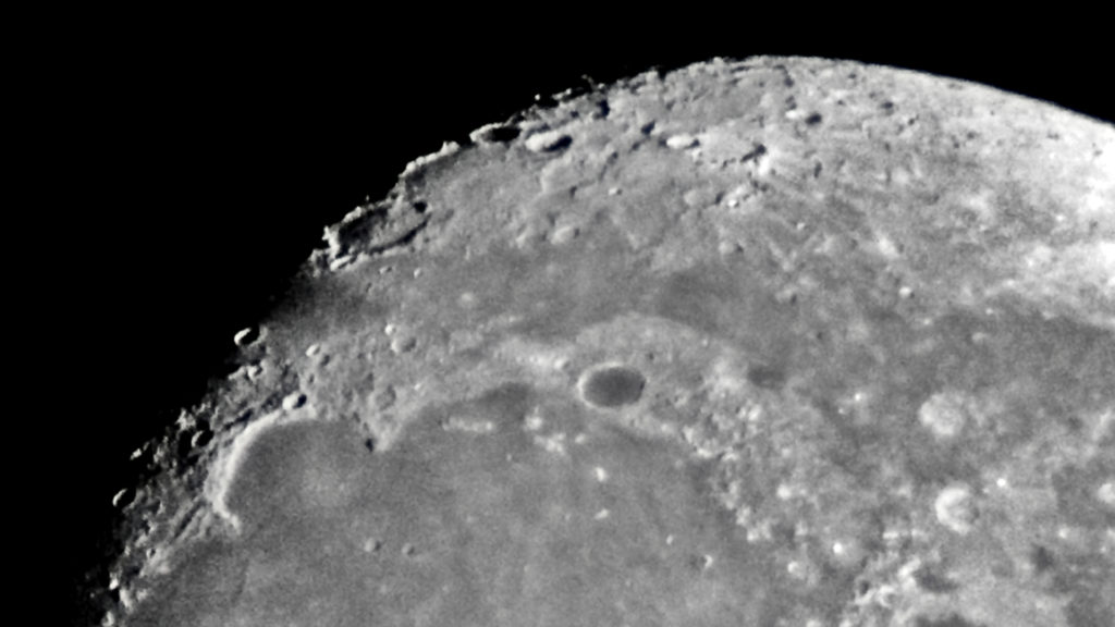 Le pôle nord de la Lune. // Source : Flickr/CC/Hadley Paul Garland (photo recadrée) Le pôle nord de la Lune. // Source : Flickr/CC/Hadley Paul Garland (photo recadrée)