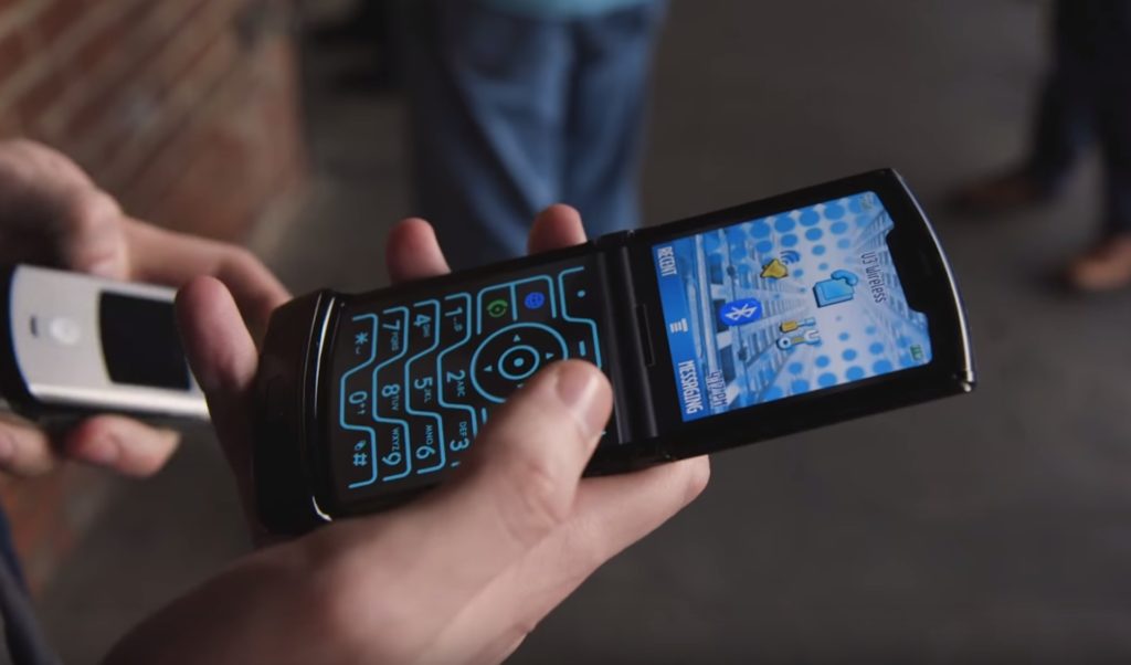 Capture d'écran du nouveau Razr en mode retro // Source : YouTube/The Verge Capture d'écran du nouveau Razr en mode retro // Source : YouTube/The Verge