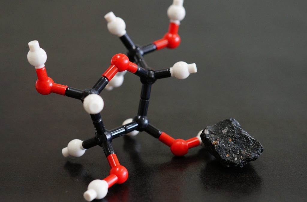 Structure moléculaire du sucre de type ribose et, à droite, un fragment de météorite. // Source : Yoshihiro Furukawa Structure moléculaire du sucre de type ribose et, à droite, un fragment de météorite. // Source : Yoshihiro Furukawa