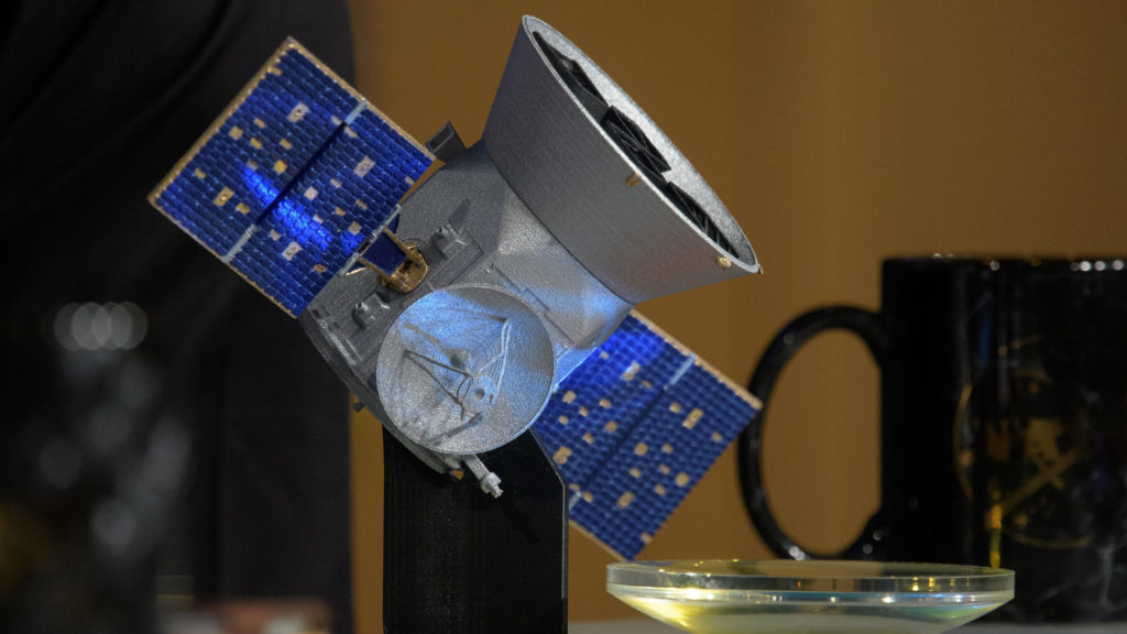 Une maquette du télescope TESS. // Source : Flickr/CC/Nasa HQ Photos (photo recadrée)