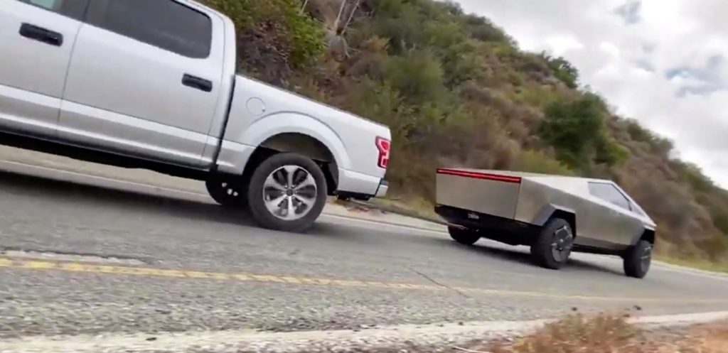 Le Cybertruck et la Ford F-150 sont deux pickups, mais le Cybertruck de Tesla est électrique. // Source : Twitter @elonmusk Le Cybertruck et la Ford F-150 sont deux pickups, mais le Cybertruck de Tesla est électrique. // Source : Twitter @elonmusk