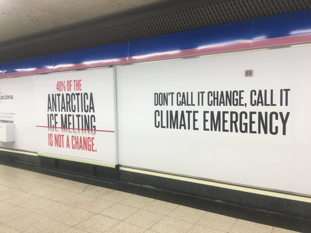 « N'appelez pas ça un changement, appelez ça une urgence climatique. » (affiche dédiée à la COP25, dans Madrid) // Source : Flickr/CC/John Englart « N'appelez pas ça un changement, appelez ça une urgence climatique. » (affiche dédiée à la COP25, dans Madrid) // Source : Flickr/CC/John Englart
