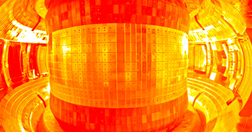 Le réacteur à fusion nucléaire, ou « soleil artificiel » (de la Chine) cherche à reproduire la réaction de fusion nucléaire. // Source : یاسمین سکندر Le réacteur à fusion nucléaire, ou « soleil artificiel » (de la Chine) cherche à reproduire la réaction de fusion nucléaire. // Source : یاسمین سکندر