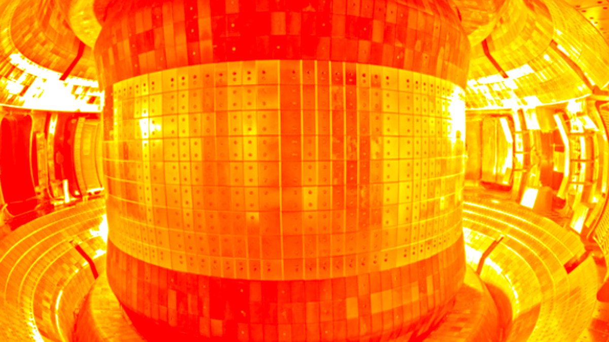 Le réacteur à fusion nucléaire, ou « soleil artificiel » (de la Chine) cherche à reproduire la réaction de fusion nucléaire. // Source : یاسمین سکندر Le réacteur à fusion nucléaire, ou « soleil artificiel » (de la Chine) cherche à reproduire la réaction de fusion nucléaire. // Source : یاسمین سکندر