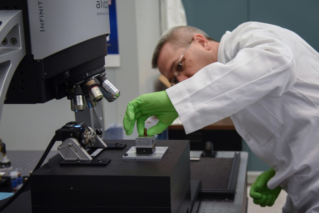 Mike Stocker, scientifique de l'équipe balistique du NIST, en train de placer un fragment dans le microscope électronique. // Source : NIST Mike Stocker, scientifique de l'équipe balistique du NIST, en train de placer un fragment dans le microscope électronique. // Source : NIST