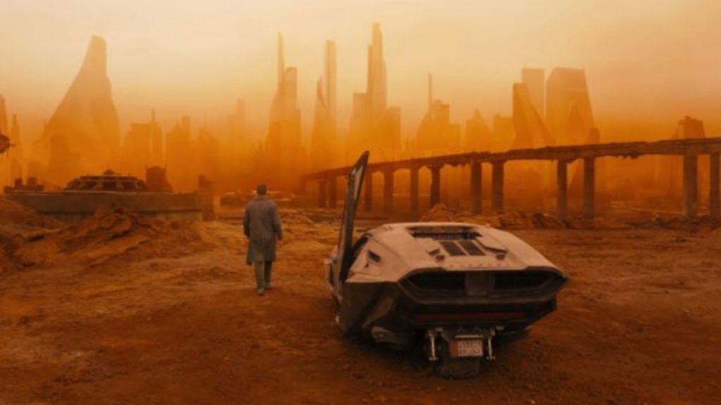 La suite Blade Runner 2049 met bien en scène, par son jeu de couleurs, le changement climatique à l'oeuvre dans ce futur. // Source : Denis Villeneuve La suite Blade Runner 2049 met bien en scène, par son jeu de couleurs, le changement climatique à l'oeuvre dans ce futur. // Source : Denis Villeneuve