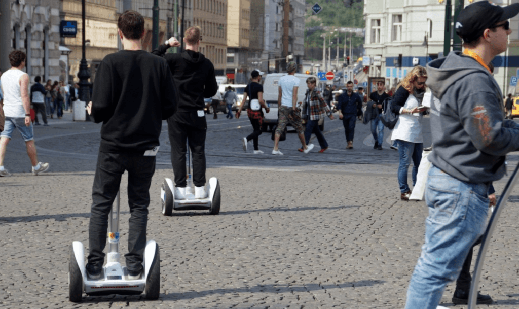 Des gens sur des Segway // Source : pxhere/CC0 Domaine public
