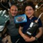 Les astronautes Luca Parmitano et Christina Koch. // Source : Twitter @Astro_Christina (photo recadrée) Les astronautes Luca Parmitano et Christina Koch. // Source : Twitter @Astro_Christina (photo recadrée)