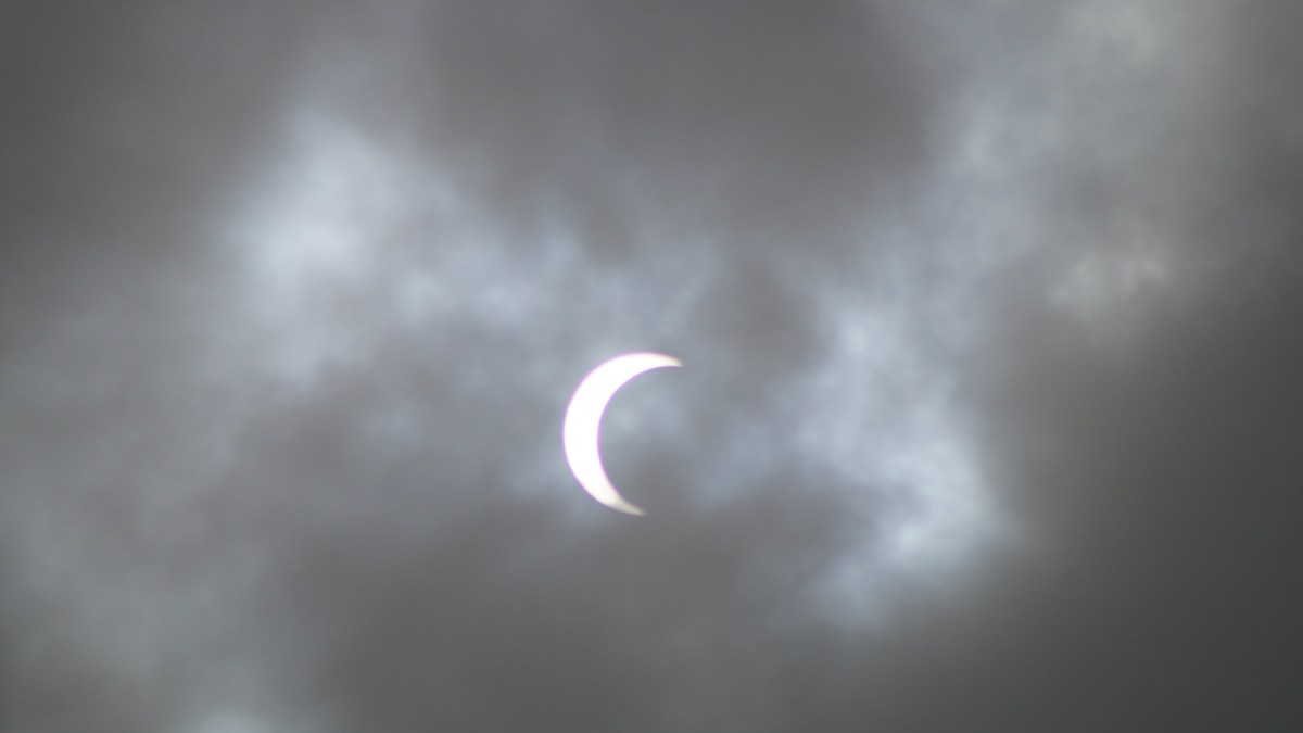 L'éclipse du 26 décembre 2019. // Source : Flickr/CC/kizwan chronos (photo recadrée) L'éclipse du 26 décembre 2019. // Source : Flickr/CC/kizwan chronos (photo recadrée)