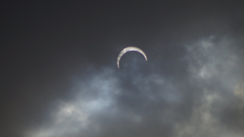 L'éclipse annulaire du 26 décembre 2019. // Source : Flickr/CC/kizwan chronos (photo recadrée) L'éclipse annulaire du 26 décembre 2019. // Source : Flickr/CC/kizwan chronos (photo recadrée)
