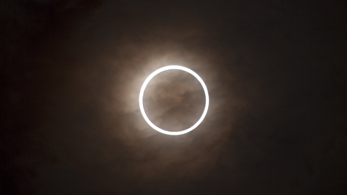 Une éclipse annulaire de Soleil. // Source : Flickr/CC/Nakae (photo recadrée) Une éclipse annulaire de Soleil. // Source : Flickr/CC/Nakae (photo recadrée)