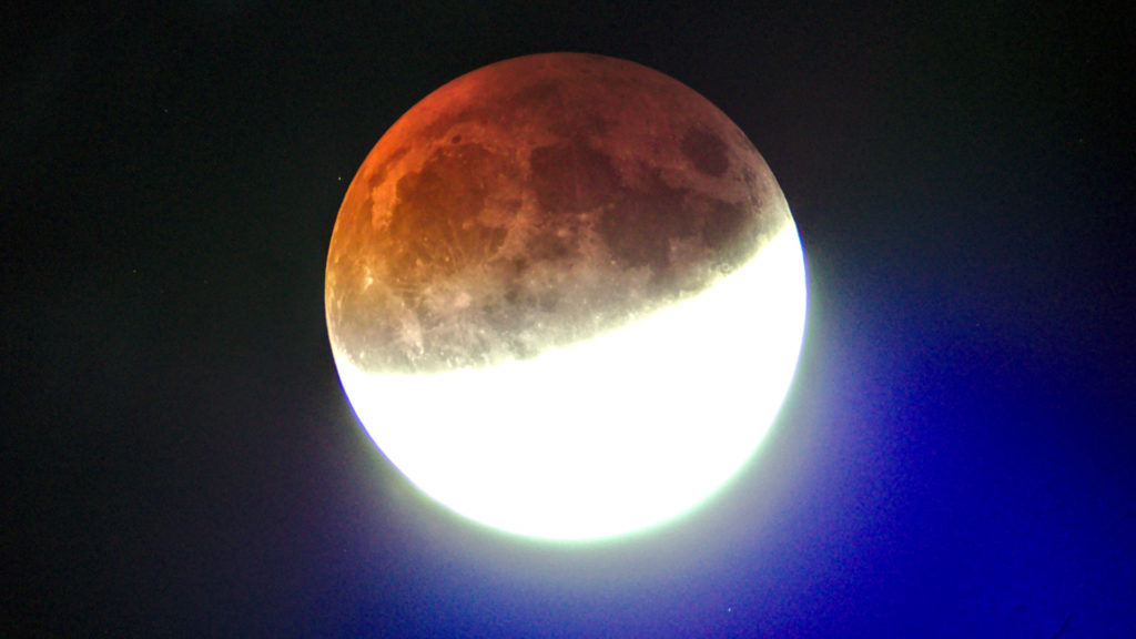 L'éclipse lunaire partielle du 16 juillet. // Source : Wikimedia/CC/Radoslaw Ziomber (photo recadrée) L'éclipse lunaire partielle du 16 juillet. // Source : Wikimedia/CC/Radoslaw Ziomber (photo recadrée)