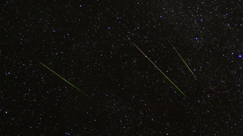 Des étoiles filantes. // Source : Pxhere/Domaine public (photo recadrée) Des étoiles filantes. // Source : Pxhere/Domaine public (photo recadrée)