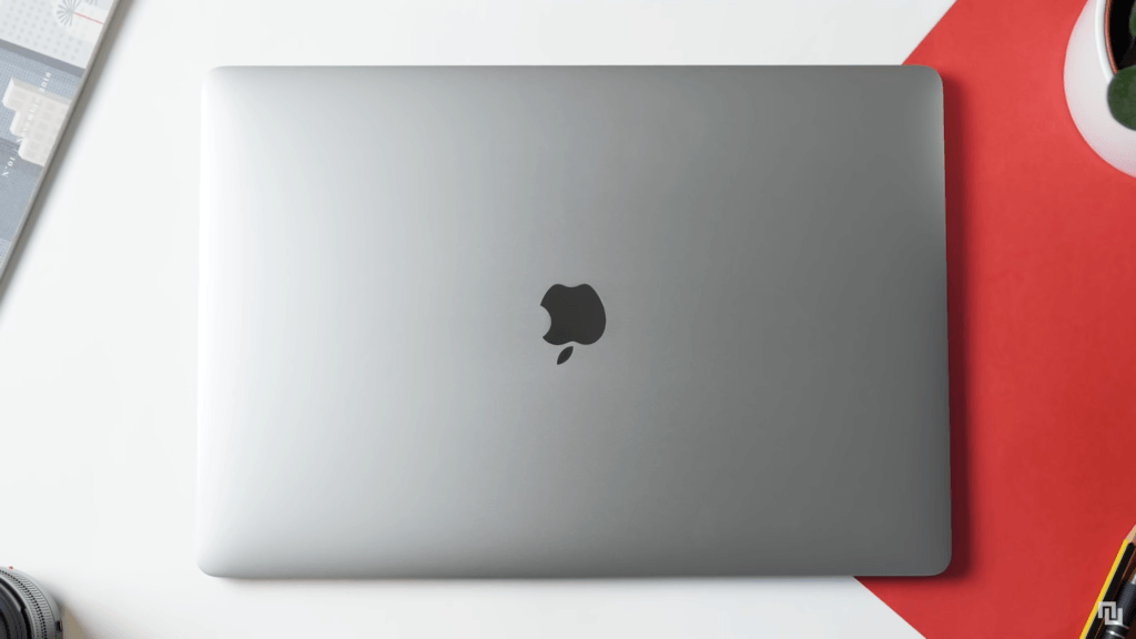 Le MacBook Pro 16 pouces // Source : Louise Audry pour Numerama Le MacBook Pro 16 pouces // Source : Louise Audry pour Numerama