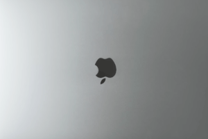 Le MacBook Pro 16 pouces // Source : Louise Audry pour Numerama
