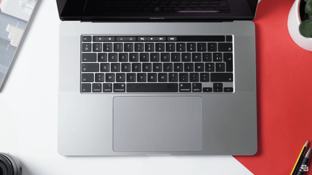 Le MacBook Pro 16 pouces // Source : Louise Audry pour Numerama Le MacBook Pro 16 pouces // Source : Louise Audry pour Numerama
