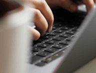 Le MacBook Pro 16 pouces // Source : Louise Audry pour Numerama