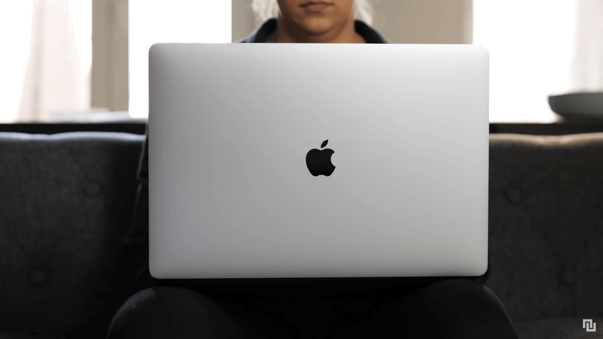 Le MacBook Pro 16 pouces // Source : Louise Audry pour Numerama Le MacBook Pro 16 pouces // Source : Louise Audry pour Numerama