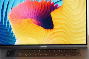 Le MacBook Pro 16 pouces // Source : Louise Audry pour Numerama Le MacBook Pro 16 pouces // Source : Louise Audry pour Numerama