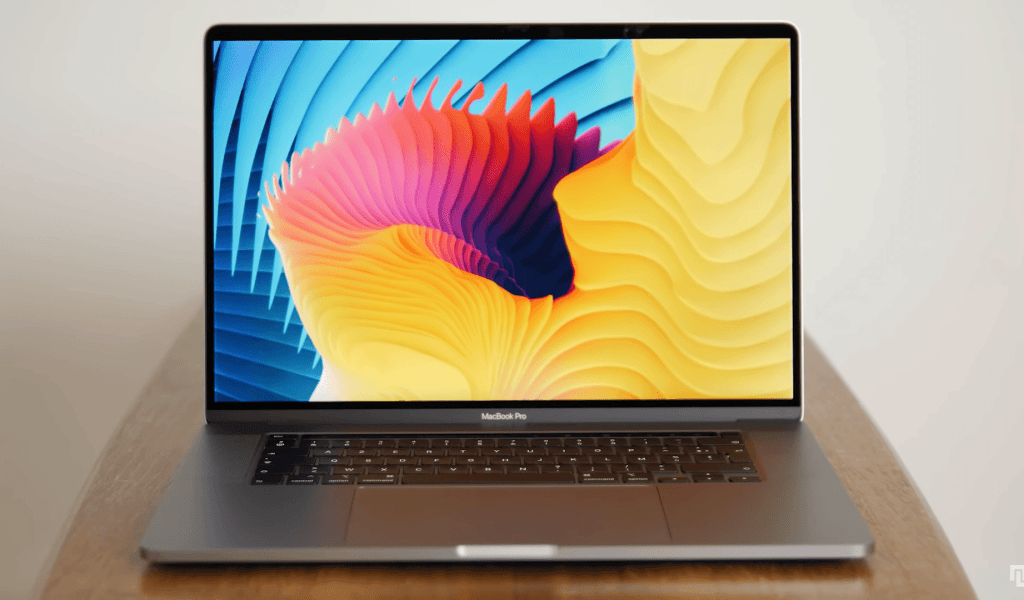 Le MacBook Pro 16 pouces // Source : Louise Audry pour Numerama Le MacBook Pro 16 pouces // Source : Louise Audry pour Numerama