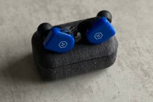 Les écouteurs Master & Dynamic MW07 Go // Source : Maxime Claudel pour Numerama