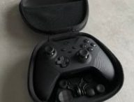La manette Xbox Elite Series 2 dans sa coque // Source : Maxime Claudel pour Numerama