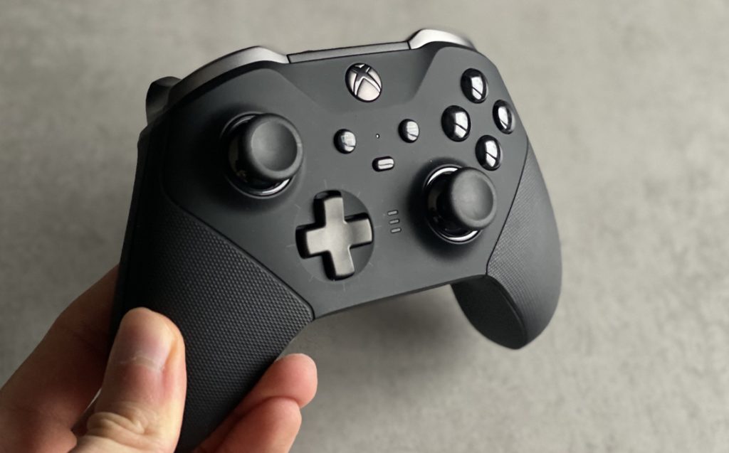 La manette Xbox Elite Series 2 (vue du dessus) // Source : Maxime Claudel pour Numerama La manette Xbox Elite Series 2 (vue du dessus) // Source : Maxime Claudel pour Numerama