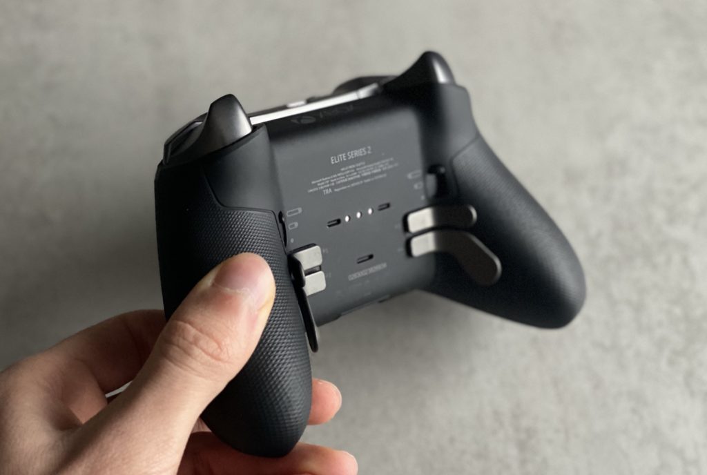 La manette Xbox Elite Series 2 (de dos) // Source : Maxime Claudel pour Numerama La manette Xbox Elite Series 2 (de dos) // Source : Maxime Claudel pour Numerama